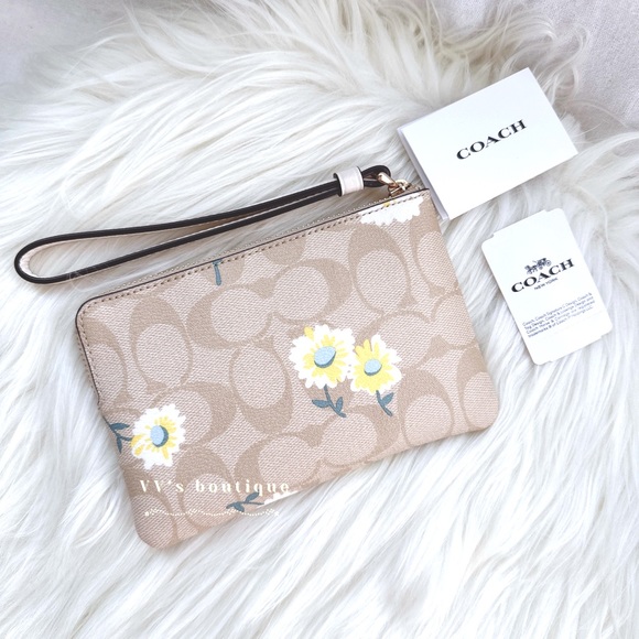 NWT Coach Corner Zip Wristlet Signature Canvas Daisy Print Lt Khaki Chalk C3360 - Picture 2 of 5